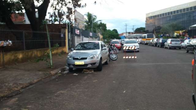 Fila dupla em frente &agrave; igreja no bairro Amamba&iacute; incomoda motoristas