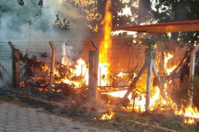 Inc&ecirc;ndio na madrugada destr&oacute;i galp&atilde;o de dep&oacute;sito e queima terreno baldio 