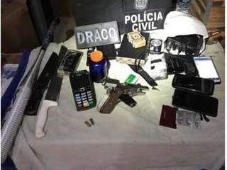 Objetos apreendidos nesta manhã durante a operação (Foto: Divulgação/Polícia Civil do DF) 
