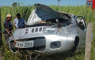 Carro teve perda total; motorista ficou gravemente ferida e dois ocupantes saíram ilesos (Foto: Nova News)