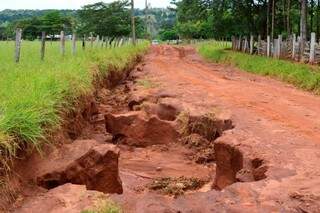 Estrada que dá acesso ao assentamento Santa Paula está praticamente intransitável. (Foto: Rádio Portal News)