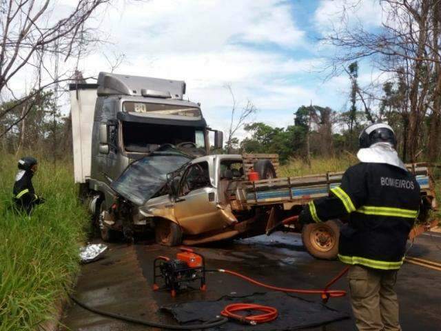 Gerente de fazenda morre ao bater de frente em caminhão na MS-306