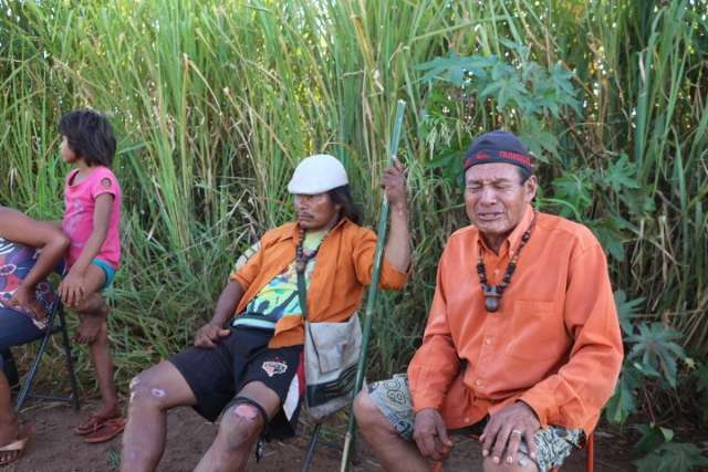 Expulsos ap&oacute;s ataque, &iacute;ndios esperam &ldquo;refor&ccedil;o&rdquo; para reocupar fazenda
