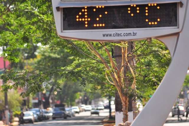 Calor&atilde;o castiga os douradenses e temperatura chega aos 42 graus