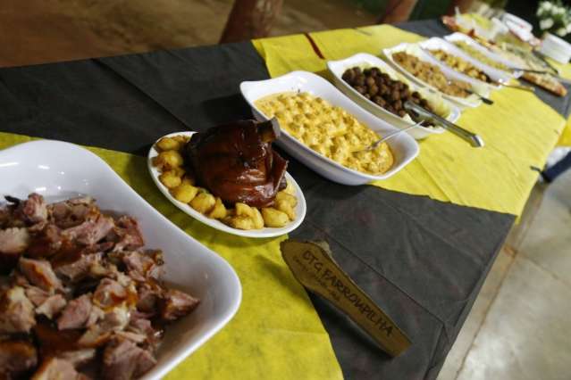 Degusta&ccedil;&atilde;o prepara p&uacute;blico para festa com culin&aacute;ria marcante e chopp na caneca