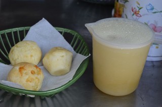 Pão de queijo a R$ 1 e garapa por R$ 4 são um dos pedidos. (Fotos: Thailla Torres) 