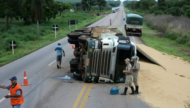  Carreta carregada com soja que seguia para o PR tomba em Coxim