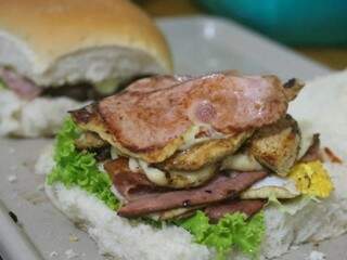 Hambúrguer é de fabricação própria e leva três tipos de carne (Foto: Paulo Francis) 