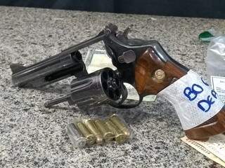 Revólver calibre 357 usado no atentado a empresário em Dourados (Foto: Adilson Domingos)