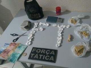 Drogas e dinheiro apreendidos. (Foto: divulgação/Polícia Militar)