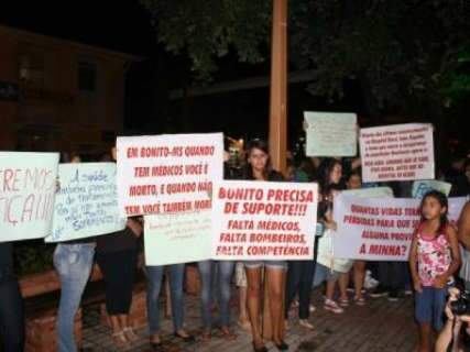  Após morte de estudante por erro médico, população protesta em Bonito 