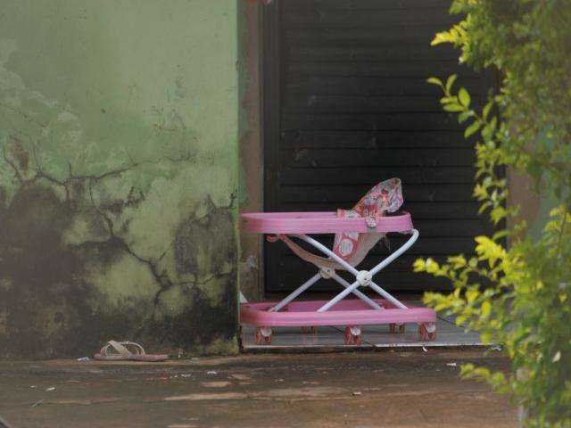 Mulher que abandonou crian&ccedil;a na chuva &eacute; liberada ap&oacute;s ser ouvida em delegacia 