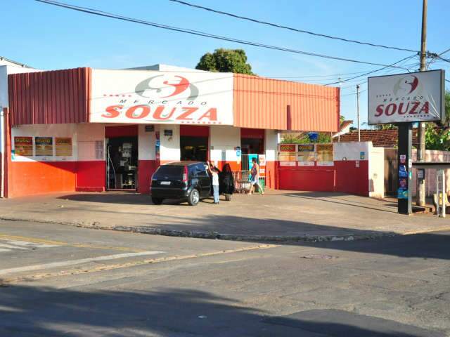 Mesmo com 9 assaltos, dono de mercado nega que tinha seguran&ccedil;as
