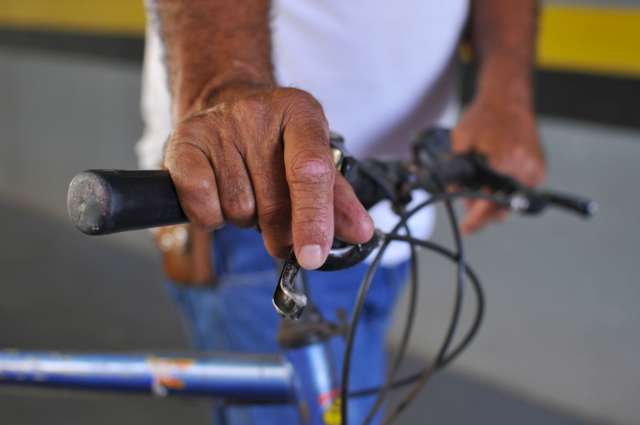 Com 67 anos ele j&aacute; foi atropelado tr&ecirc;s vezes, mas n&atilde;o desiste de ser cicloboy