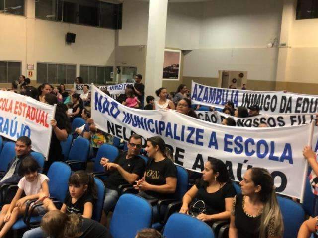 Incerteza sobre futuro de escola gera protesto de pais na C&acirc;mara