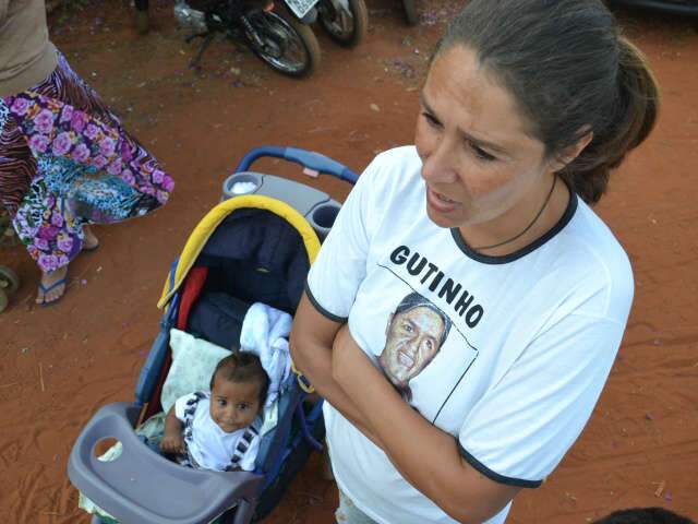  Fam&iacute;lias de regi&atilde;o violento p&otilde;em os p&eacute;s na rua para pedir paz