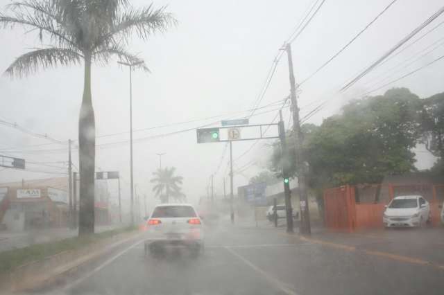 Chuva volta nesta tarde e em pouco tempo alaga ruas da Capital