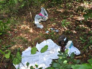 As roupas e pertences da vítima foram abandonadas no matagal. (Foto: João Garrigó)