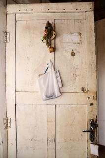 A porta que dona Elizena já perdeu as contas de quantas vezes viu &quot;arrombada&quot;. (Foto: Kísie Ainoã)