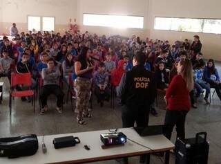 Ciclo de palestras ministradas por sargento do DOF começou em escola do Parque Alvorada (Foto: Divulgação)