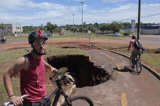 Michel Macedo teme que ciclistas que não conhecem trecho, caiam no buraco da ciclovia. (Foto: Alan Nantes)