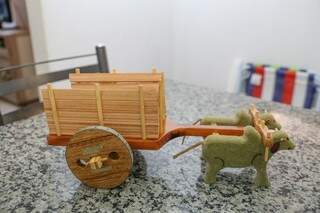 Carro de boi feito de madeira (Foto: Paulo Francis)