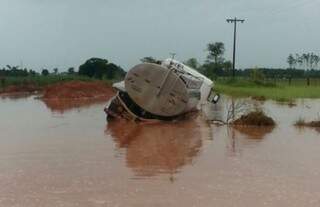 Em Batayporã, água tomou conta da estrada e um caminhão carregado de leite tombou (Foto: Nova News)