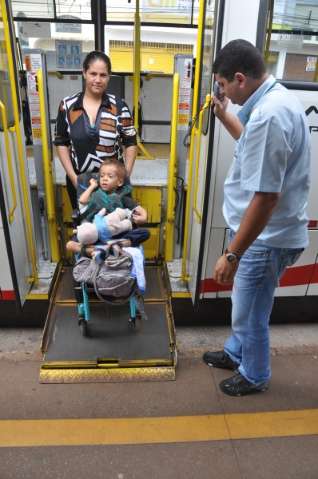 Dez anos ap&oacute;s lei, andar de &ocirc;nibus &eacute; um desafio para cadeirantes em MS