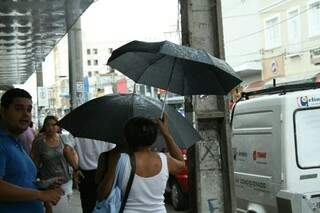 Mesmo com a pancada de chuva, as pessoas acham que não irá refrescar (Foto: Marcos Ermínio)