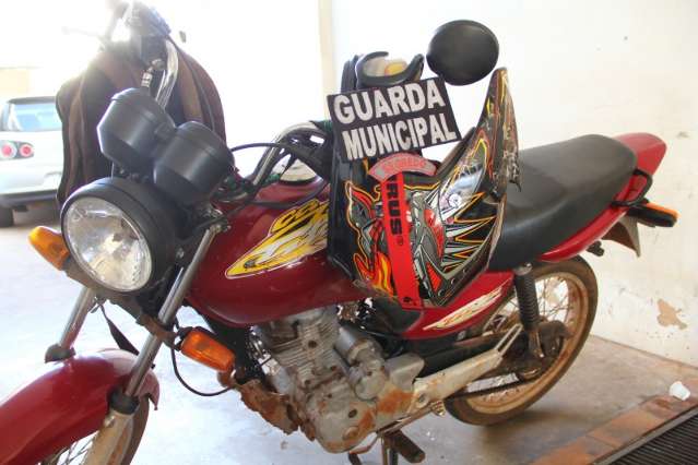 Guardas municipais desconfiam de motociclista e recuperam moto furtada