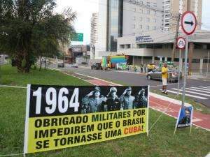 Com m&uacute;sica e fogos de artif&iacute;cio, grupo celebra 55 anos do golpe militar