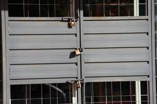 Os moradores reforçam cadeados temendo ser assaltados. (Foto: Marcos Ermínio)