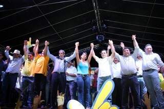 Comício do candidato Leleco reuniu em Bonito o governador André Puccinelli e várias lideranças estaduais (Foto: Divulgação)