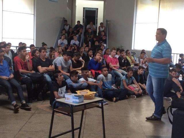 Alunos do Instituto Mirim recebem palestra sobre dengue, zica e chikungunya