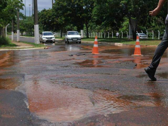 Cano estourado jorra &aacute;gua no Parque dos Poderes e mobiliza empresa