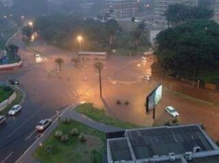 Na chuva do 5 de janeiro, rotatória da Rachid Neder com Rui Barbosa virou rio (Foto: Arquivo)