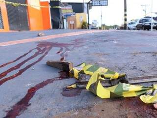 Vítima foi encontrada caída em calçada no cruzamento da Rua Ceará com São Borja. (Foto: Henrique Kawaminami)