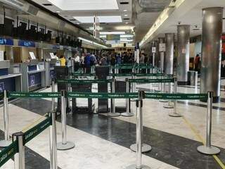 Saguão do aeroporto da Capital durante a tarde desta sexta-feira (26). (Foto: Clayton Neves)