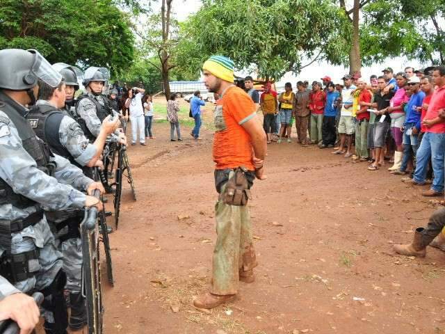 Comandante da PM diz que tropa reagiu &agrave; agress&otilde;es dos catadores