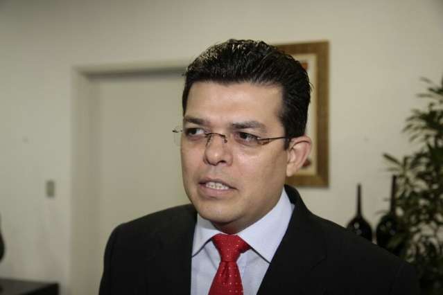 Prefeito assina conv&ecirc;nio de R$ 1,6 milh&atilde;o e d&aacute; posse a conselho rural