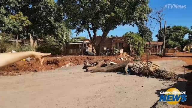 Fam&iacute;lias paralisam obra de asfalto para cobrar entrega de casas populares