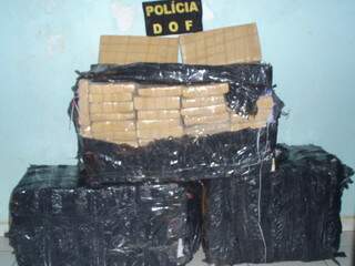 Fardos com tabletes de maconha (Foto: Divulgação/DOF)