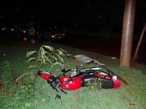 Motociclista colide em placa de sinaliza&ccedil;&atilde;o e morre na hora