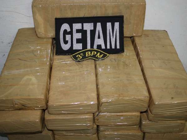Adolescente de 13 anos &eacute; apreendida com 17 kg de maconha em Dourados 