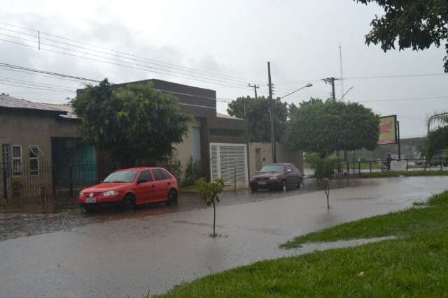 Chuva alaga casas e repete problema de uma d&eacute;cada no Taquarussu