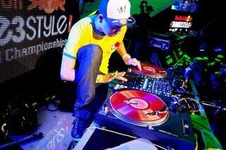 O DJ  Marquinhos Espínosa tem 19 anos de carreira e ganhou o título de melhor do Brasil