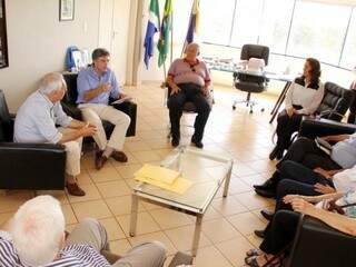Integrantes de comissão contrários à mudança foram recebidos por prefeito hoje (Foto: Chico Leite)
