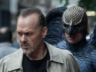 Michael Keaton é Riggan Thomson, um ator que viu toda sua carreira entrar em decadência após recusar interpretar, pela quarta vez o super-herói Birdman.(Foto:Divulgação Internet)