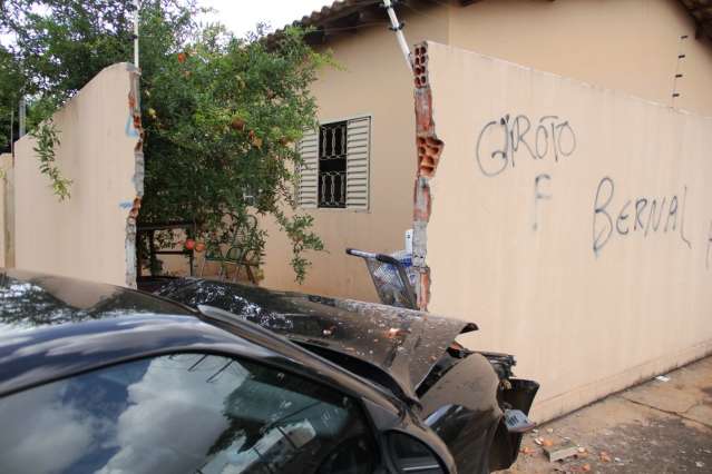 Vectra bate em Celta e derruba muro de resid&ecirc;ncia na Tamandar&eacute;