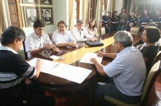 Nelsinho Trad assina termo de cooperação com prefeitos de Ribas, Terenos, Sidrolândia e Camapuã. (Foto: Denilson Secreta/ Divulgação) 
